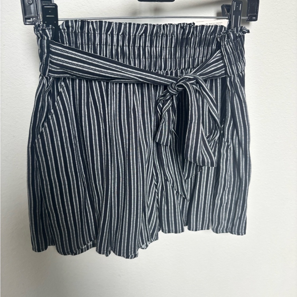 Black And White High Rise Pull On Shorts.